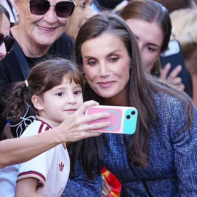 Uno de los incontables selfies para los que posó la reina Letizia en Ceuta.