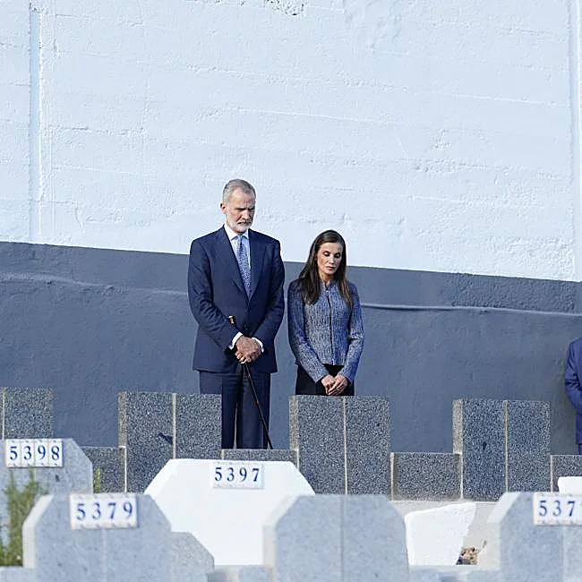 Los reyes Felipe y Letizia, en el cementerio musulmán de Ceuta.