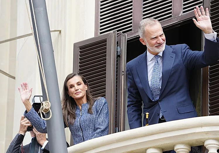 La reina Letizia y el rey Felipe en el balcón del ayuntamiento de Ceuta.