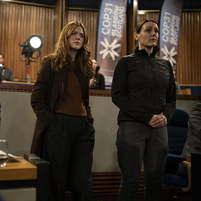 Rose Leslie y Suranne Jones en una imagen de Vigil: conspiración en el Ártico.