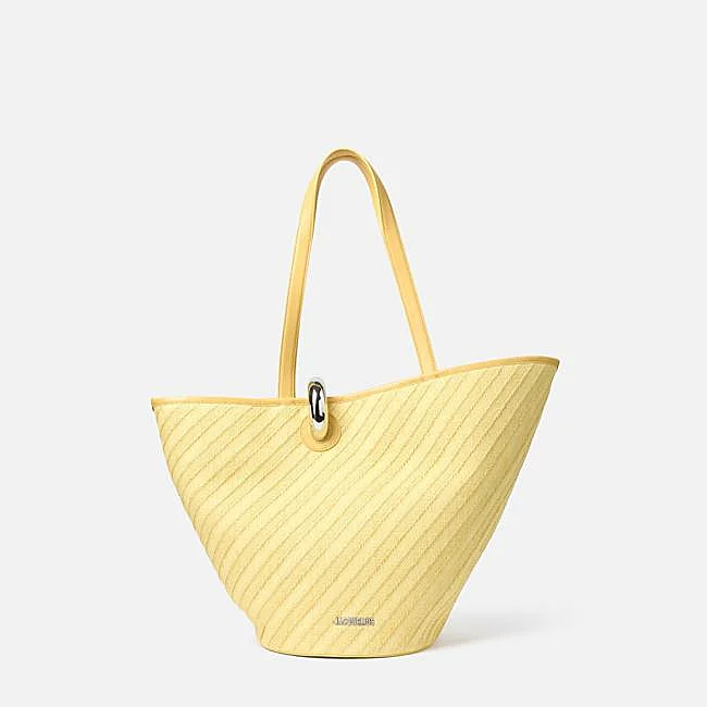 El Bambola de Jacquemus, 1.090 euros.