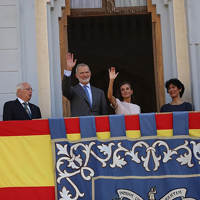 The kings of Spain, greeting from the balcony of the Melilla Assembly.