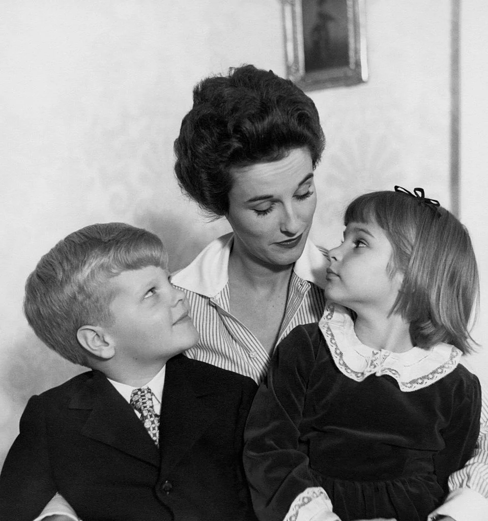 En el centro, Babe Paley, abuela de Burden, con sus hijos Stanley y Amanda, madre de la escritora, en 1948.