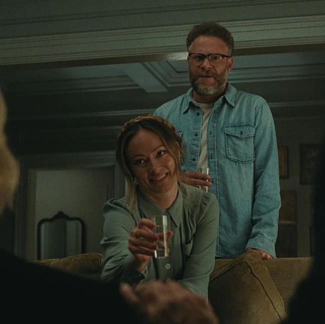 Olivia Wilde y Seth Rogen en una imagen de La invitación.