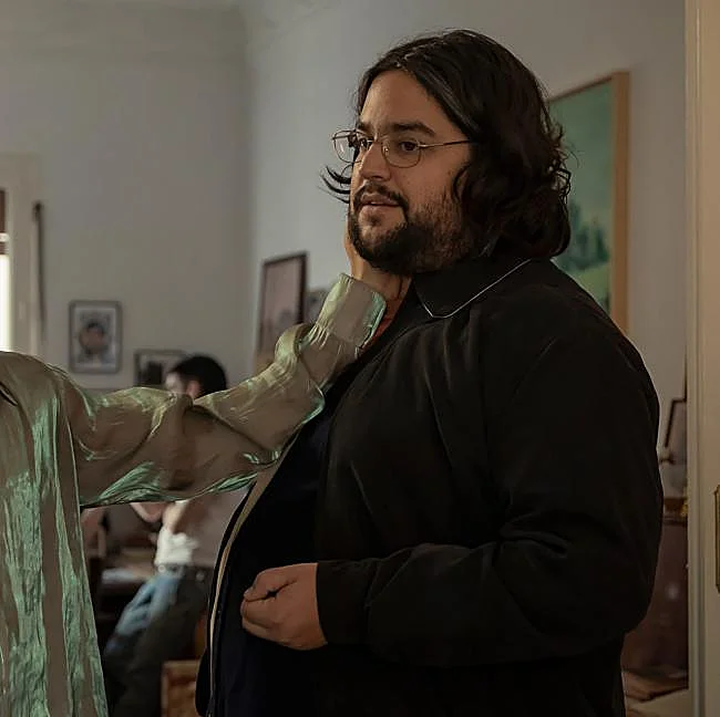 Carlos González, Alberto en La bola negra, en una imagen de la película.