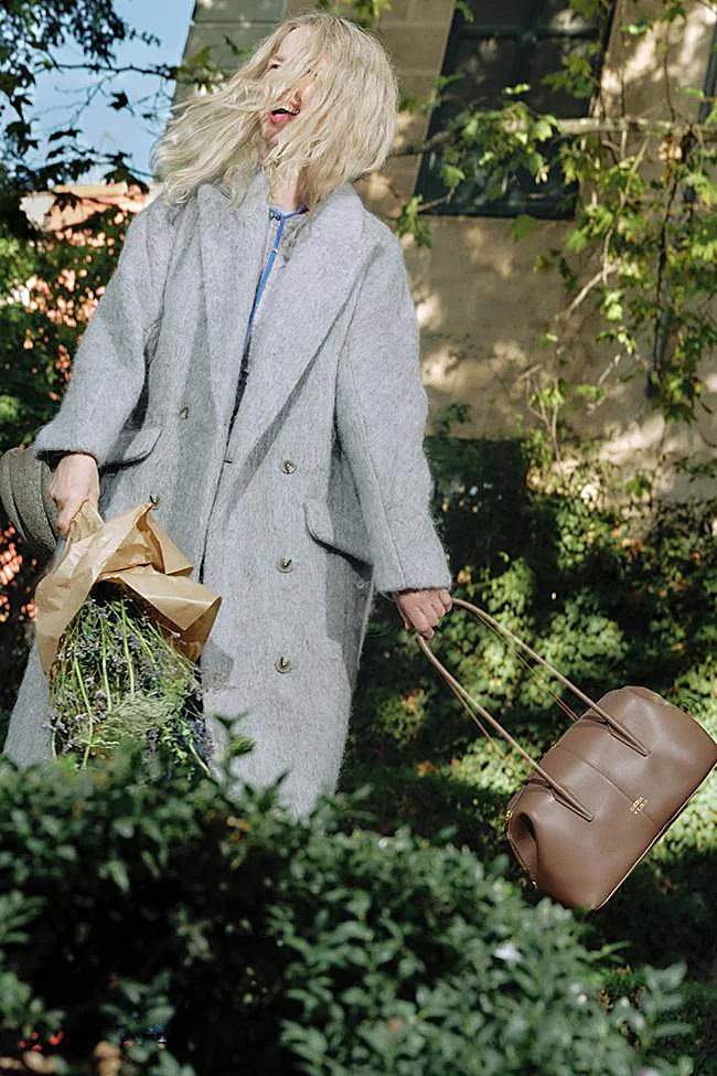 Christina Rosenvinge con el bolso Romeo en marrón.