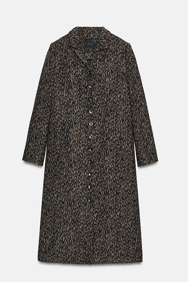 Abrigo con estampado de leopardo de Zara (139 euros)