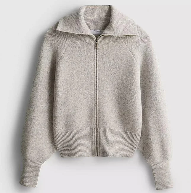 Cárdigan de punto básico con cremallera, de Primark (20€).