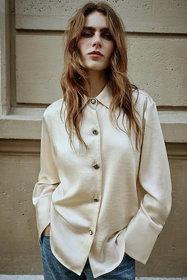 Shirt with gold buttons from Zara (29.99 euros)
