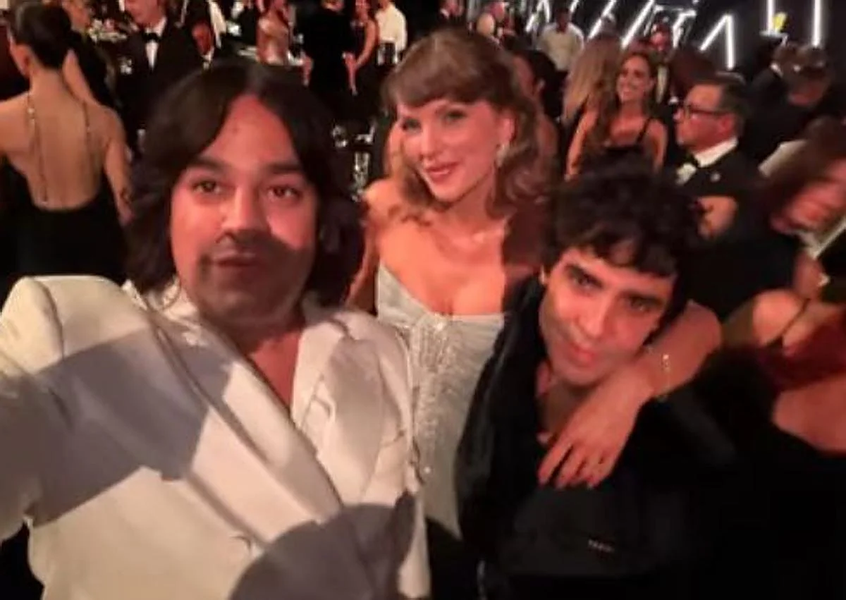 Imagen secundaria 1 - El elenco de  La bola negra  con Kim Kardashian, Taylor Swift, Pamela Anderson y Jessica Lange