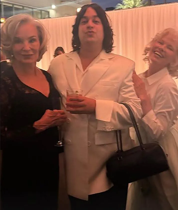 Imagen secundaria 2 - El elenco de  La bola negra  con Kim Kardashian, Taylor Swift, Pamela Anderson y Jessica Lange