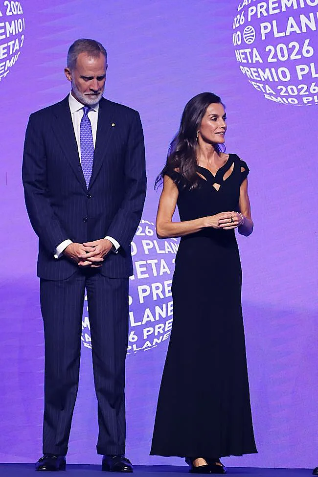 La reina Letizia con vestido negro de Sybilla.