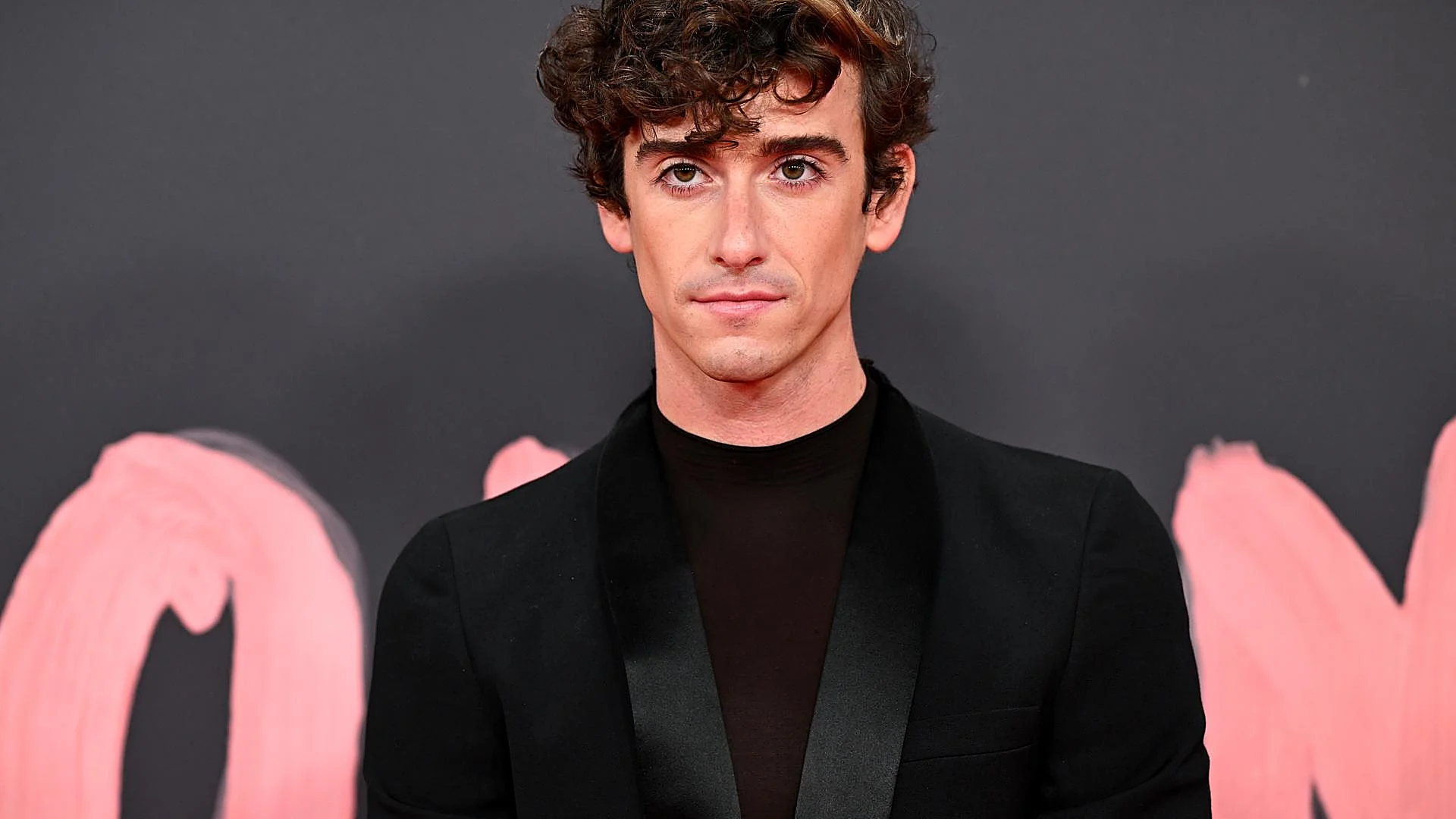 Javier Calvo on Guitarricadelafuente on La Bola Negra: “We needed a gay guy who was connected to music”