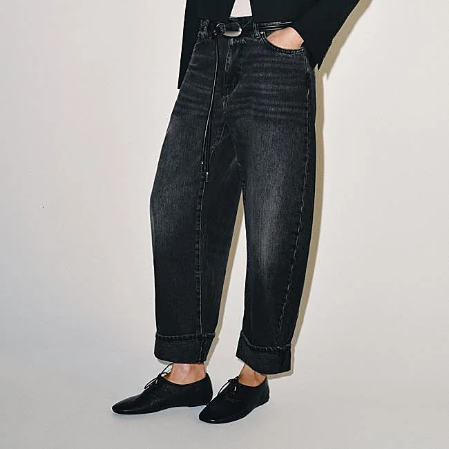 Black jeans from Zara, 29.95 euros.