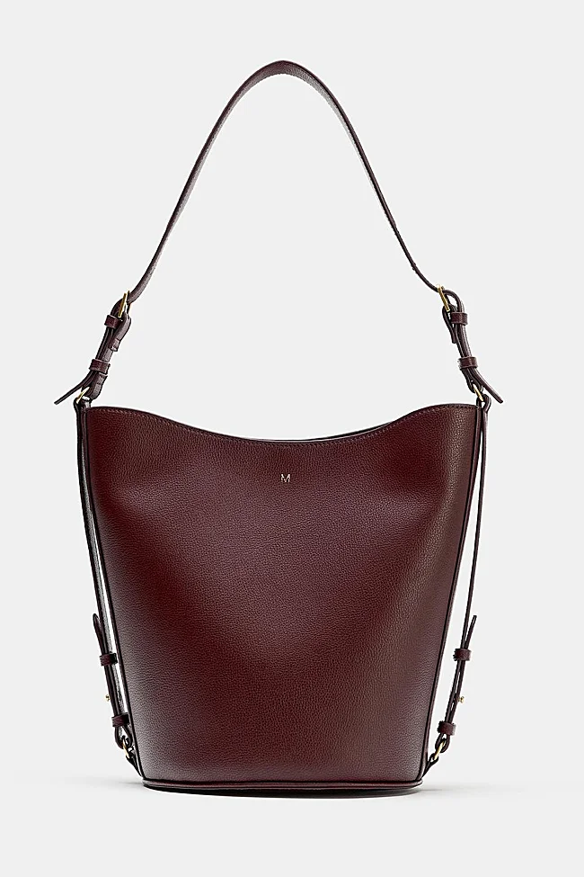 Bolso rojo burdeos de Zara (35,99 euros)