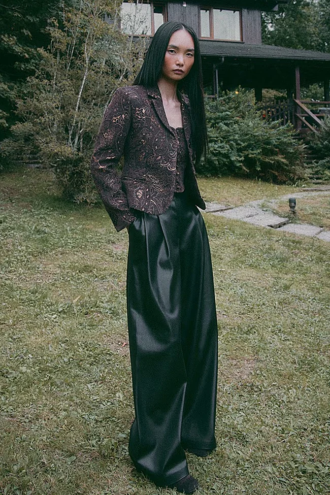Pantalones efecto piel de Sfera (35,99 euros)