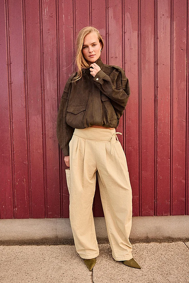 Pantalón con volumen de Stradivarius (39,99 euros)