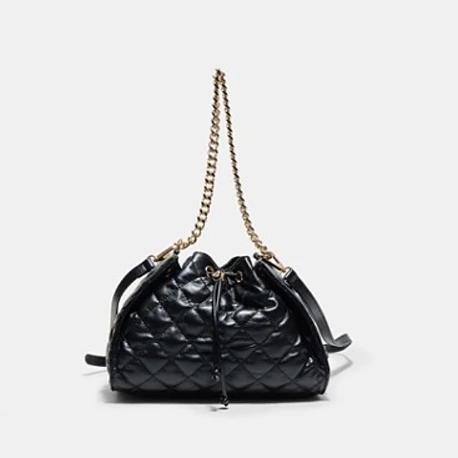 Bolso negro de Stradivarius (19,99 euros)