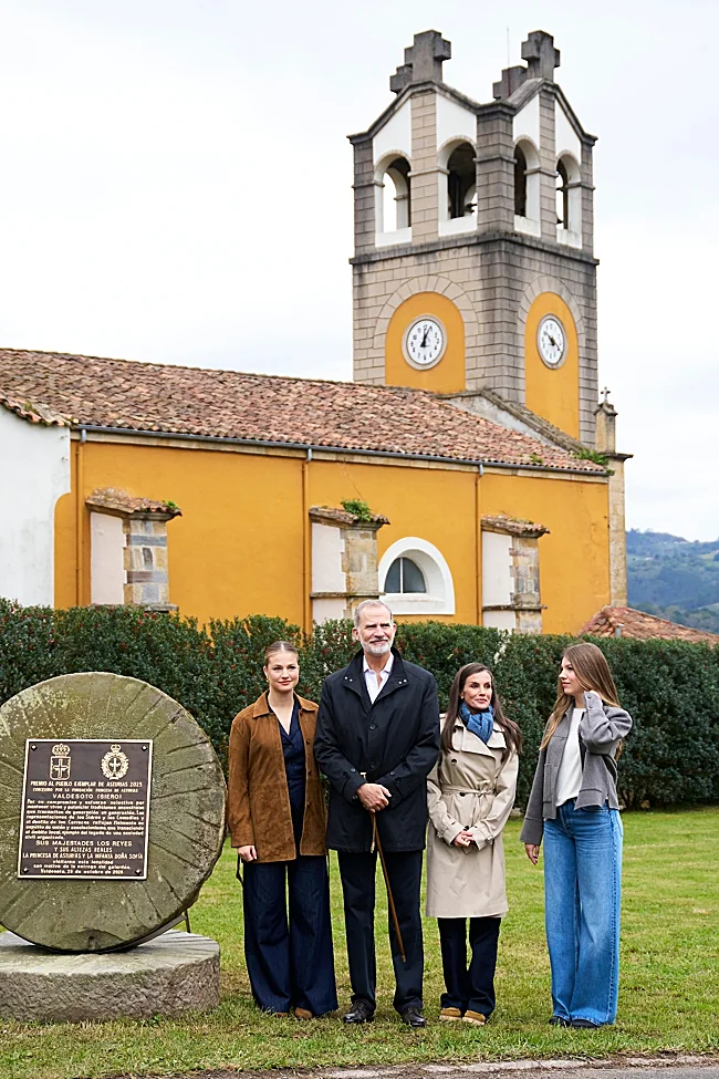 Los reyes de España y sus hijas visitando Valdesoto en 2025.