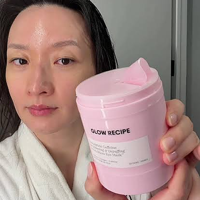 Una creadora de contenido enseña los parches de Glow Recipe-