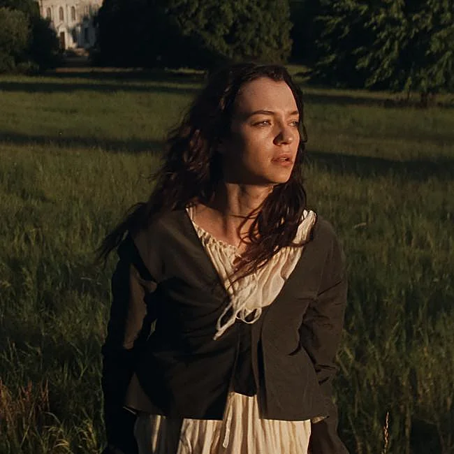 Esmé Creed-Miles como Marianne Dashwood en una imagen de Sentido y Sensibilidad.