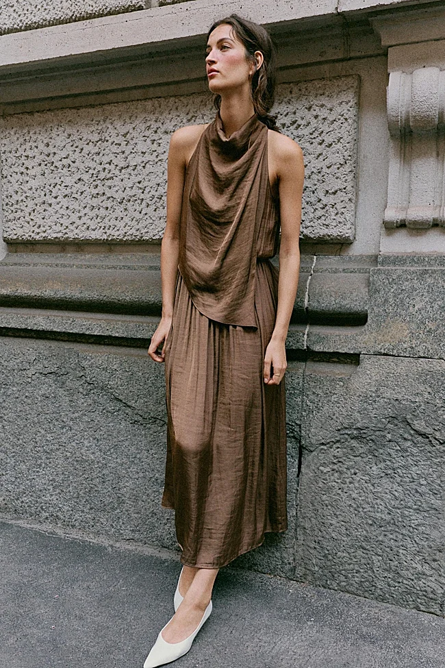 Vestido midi de Zara (39,99 euros)