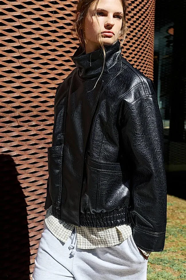 Chaqueta de cuero en color negro de Pull & Bear.