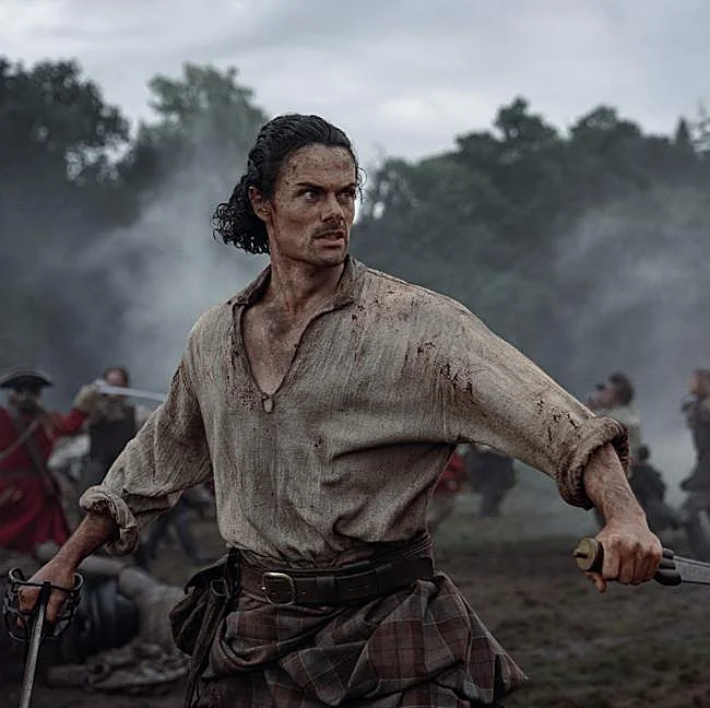 Jamie Roy como Brian Fraser en una imagen de Outlander: sangre de mi sangre.