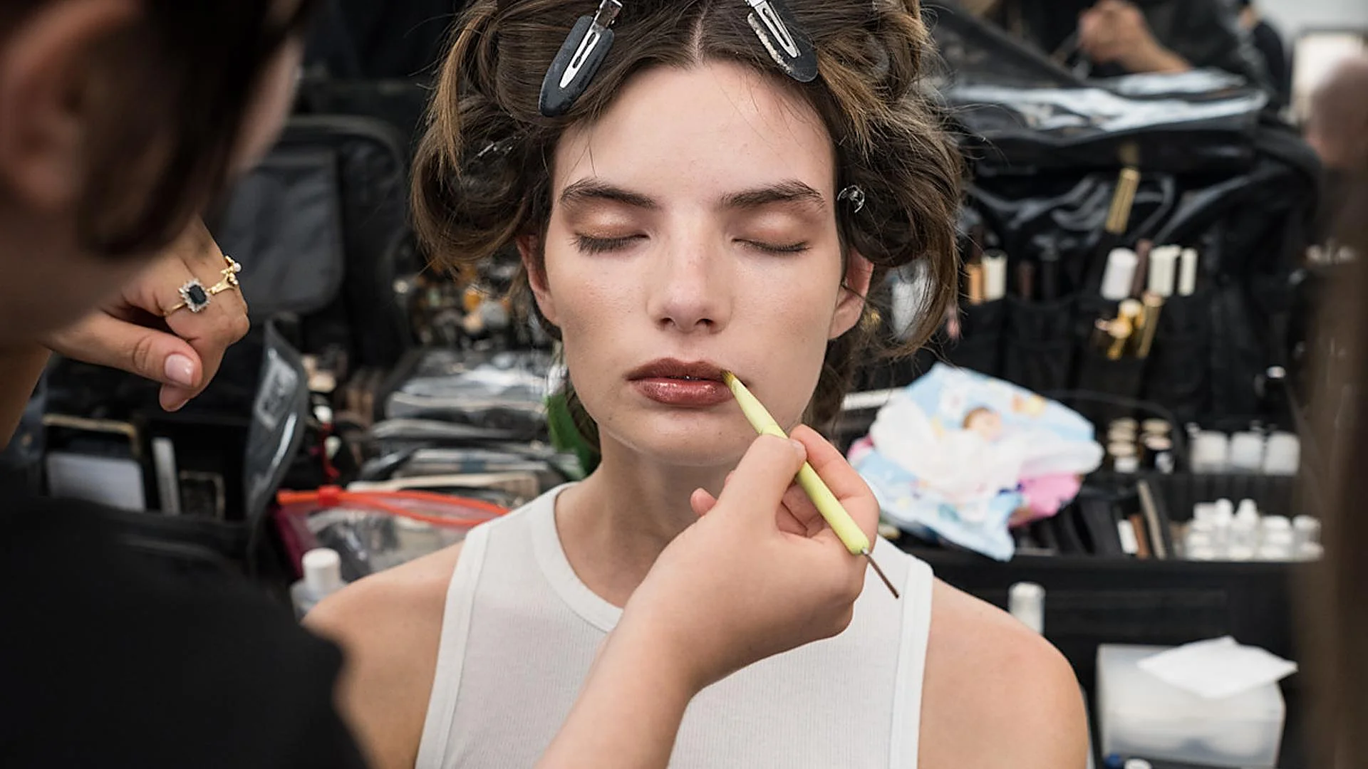 Brown Lipstick Is Back, But It’s Not Worn Like It Was in the 90s