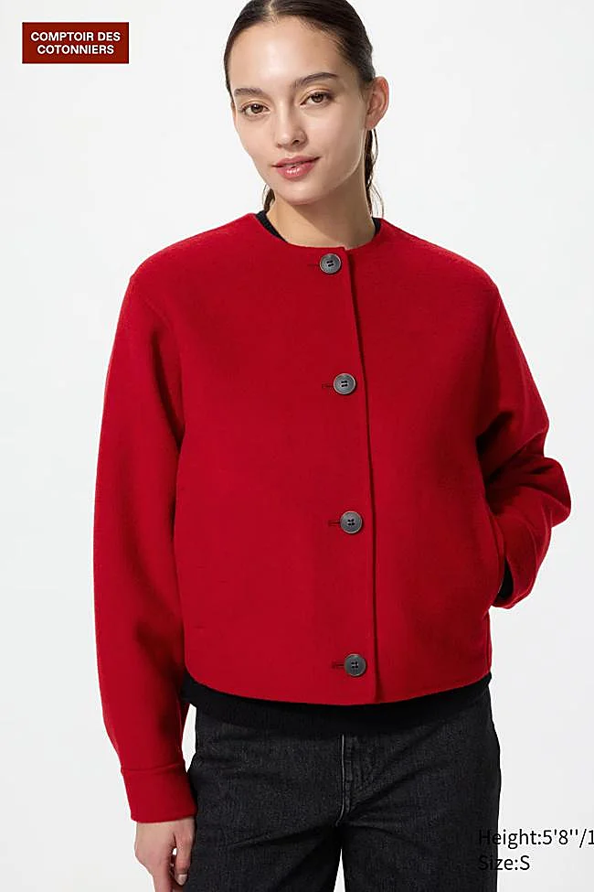 Chaqueta corta en rojo de Uniqlo y Comptoir des Cotonniers.