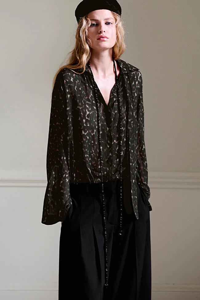 Blusa estampada de COS (99 euros)