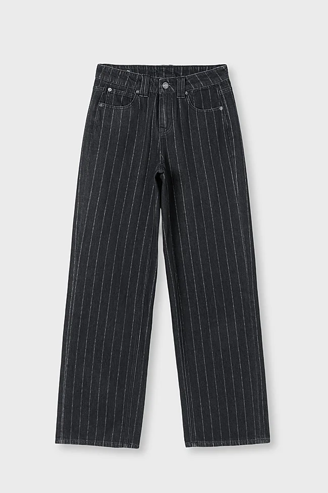 Vaqueros con rayas de Stradivarius (35,99 euros)