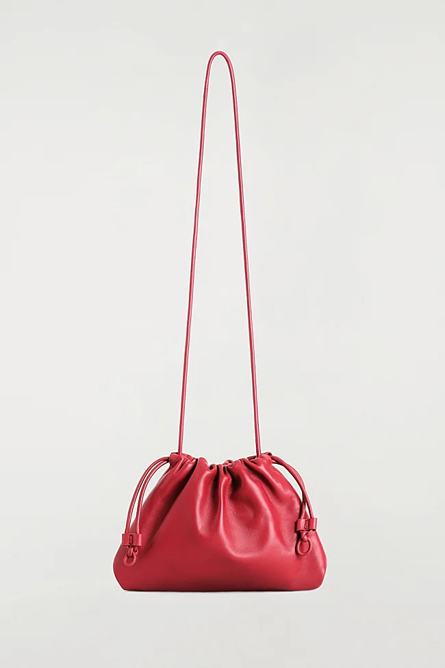 Bolso rojo de COS (99,99 euros)