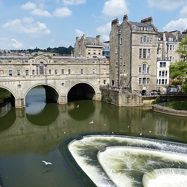 El puente Pulteney sobre el río Avon, con el característico azud en forma de herradura, en Bath.
