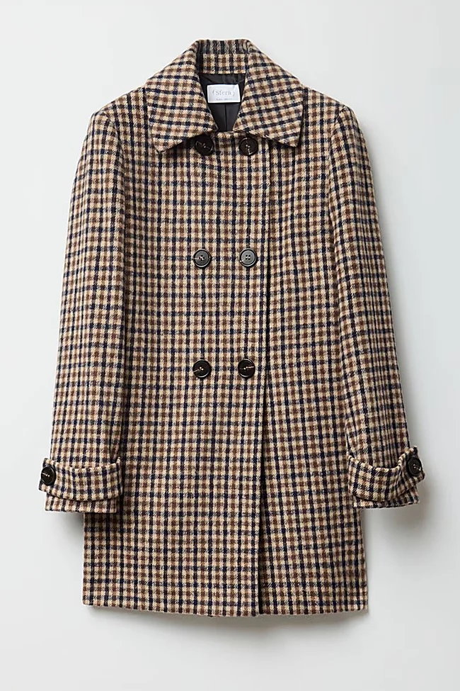 Abrigo con estampado de cuadros de Sfera (49,99 euros)