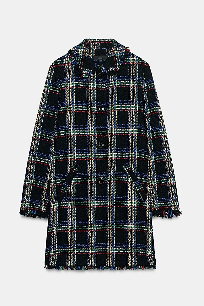 Abrigo con estampado de cuadros de Zara (69,99 euros)