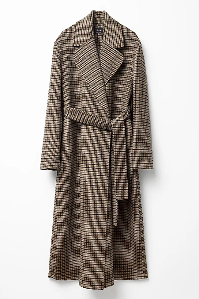 Abrigo con estampado de cuadros de Sfera (99,90 euros)