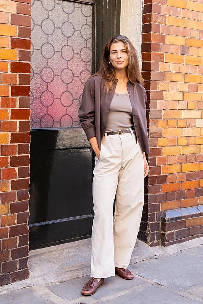 Pantalón camel clarito de Uniqlo, 49,90 euros.