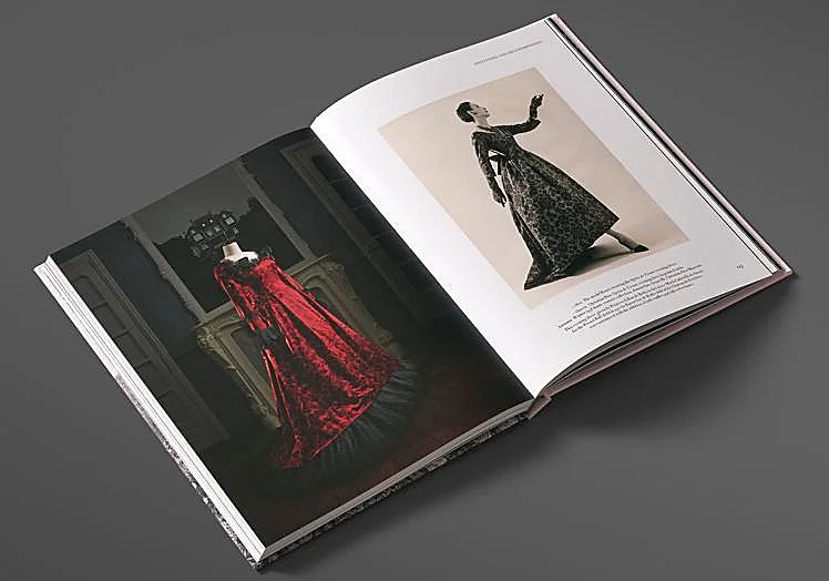 Interior del libro 'Dior. Memories of Childhood'.