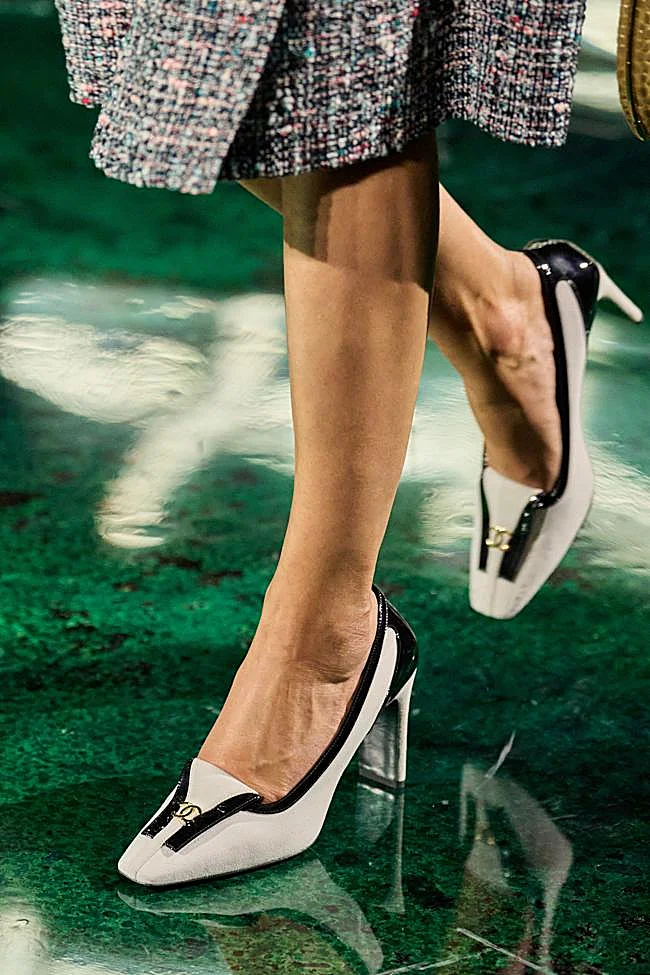 Zapatos bicolor en blanco y negro de Chanel.