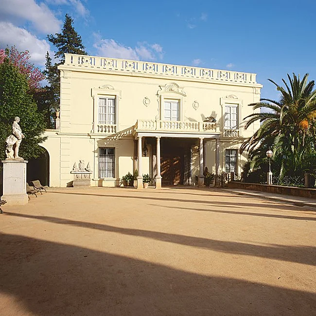 El carmen de los Mártires luce espléndido entre románticos jardines.