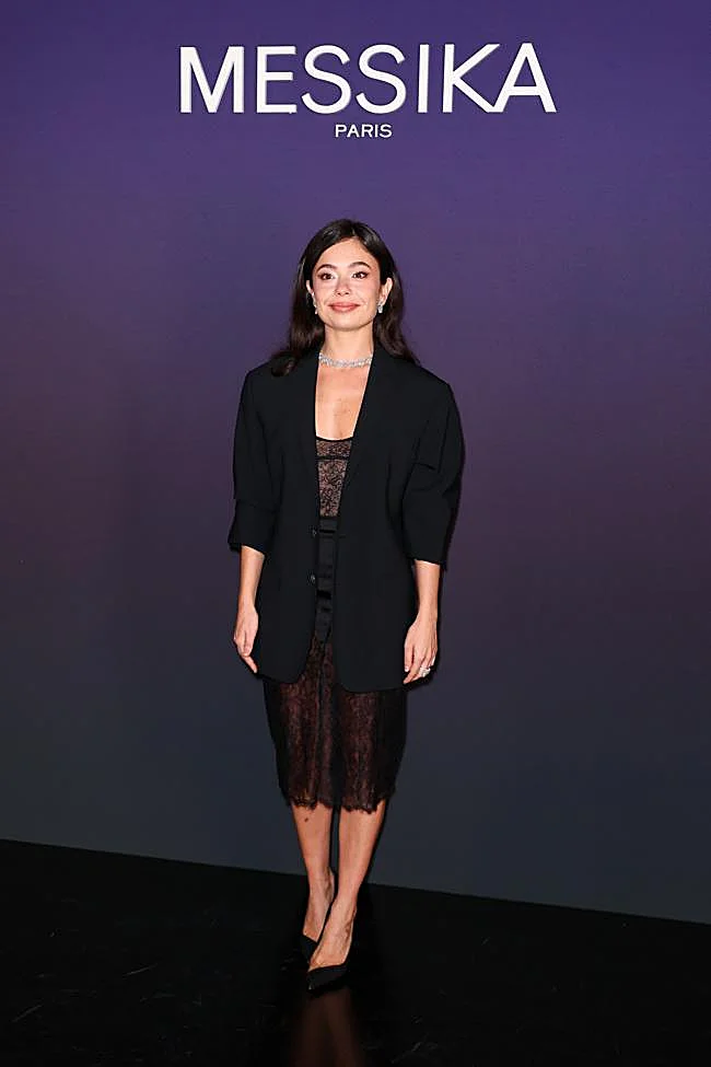 La actriz Anna Castillo posando en el photocall de Messika en París con joyas de la marca.
