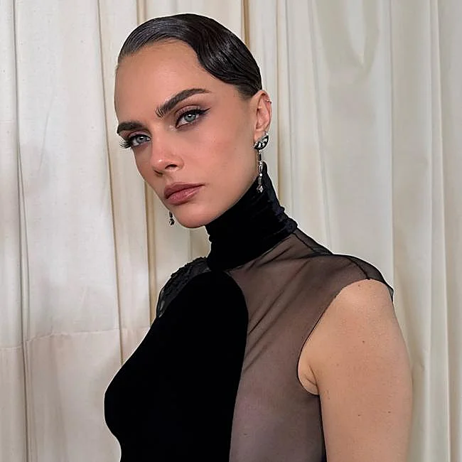 Cara Delevingne con un maquillaje con colorete natural.