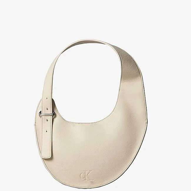 Asym Buckle Shoulder Bag de Calvin Klein, 65,95 euros.