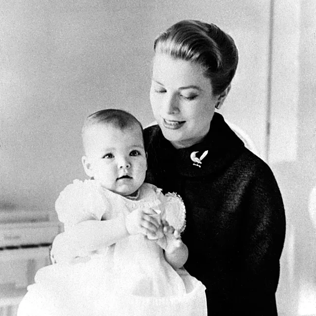 Grace Kelly con una pequeña Carolina en brazos.