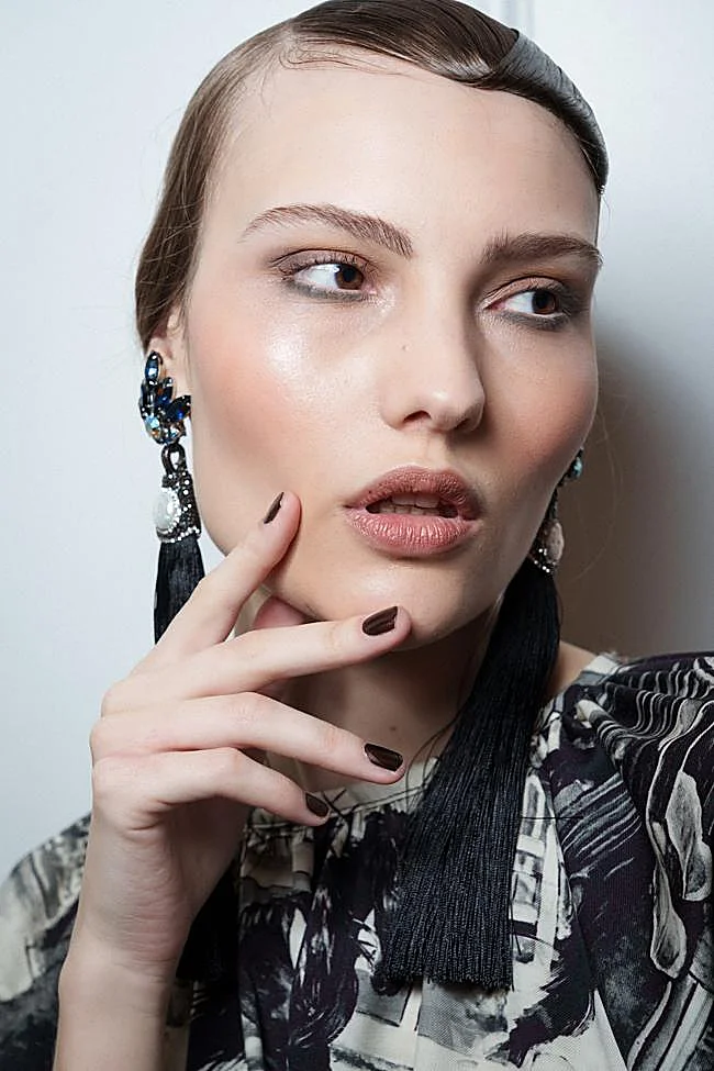 Manicura con esmalte de uñas en un tono chilli chocolate.