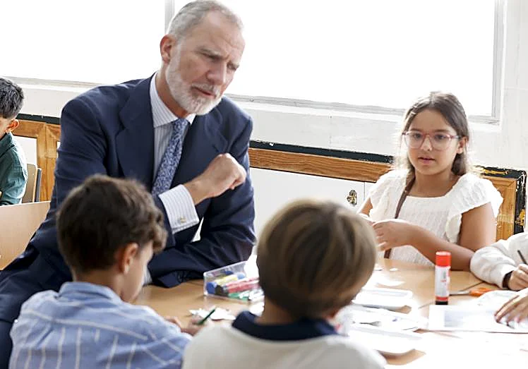 El rey Felipe charla con algunos alumnos de Infantil y Primaria.