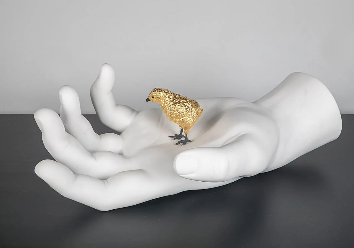 Imagen principal - Llega a Madrid uno de los proyectos de arte vivo más longevos: el Cosmopolitan Chicken Project, de Koen Vanmechelen