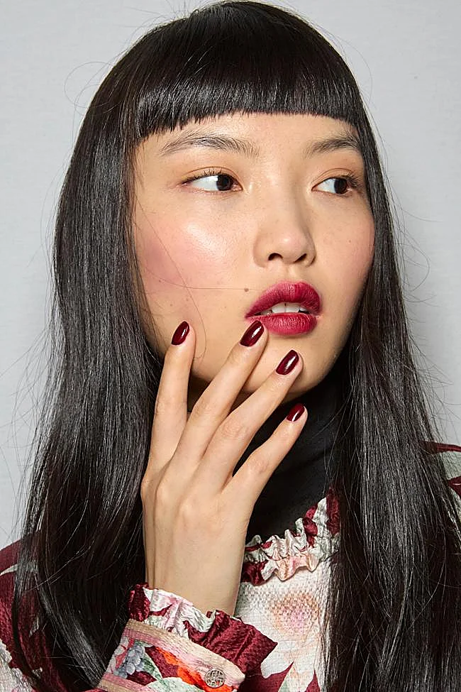 Manicura en granate.
