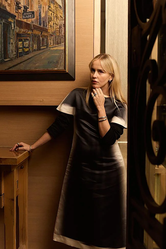 Mónica Anoz during the opening event of Suarez's exhibition.